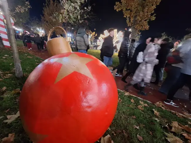 Foto Start la Sărbători, în Slatina. Emil Moţ a aprins iluminatul festiv şi a deschis Târgul de Crăciun (FOTO&VIDEO)