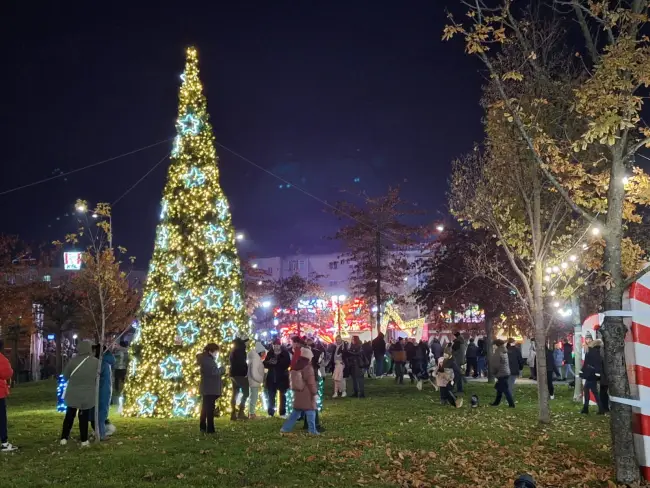 Foto Start la Sărbători, în Slatina. Emil Moţ a aprins iluminatul festiv şi a deschis Târgul de Crăciun (FOTO&VIDEO)
