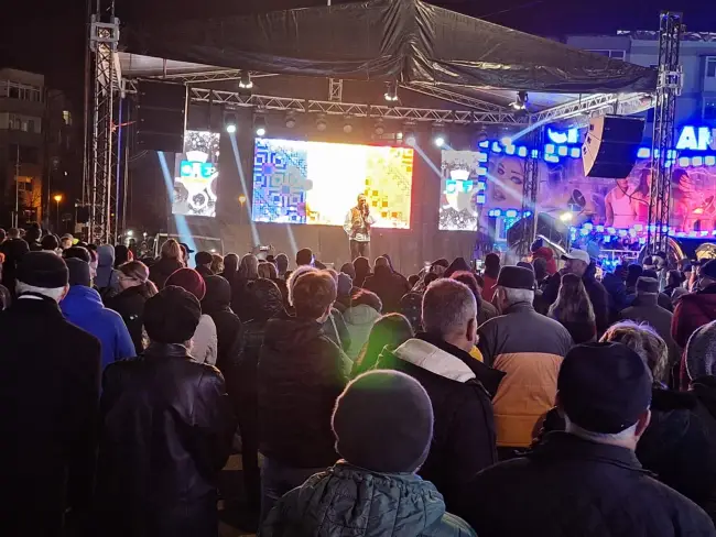 Foto Start la Sărbători, în Slatina. Emil Moţ a aprins iluminatul festiv şi a deschis Târgul de Crăciun (FOTO&VIDEO)