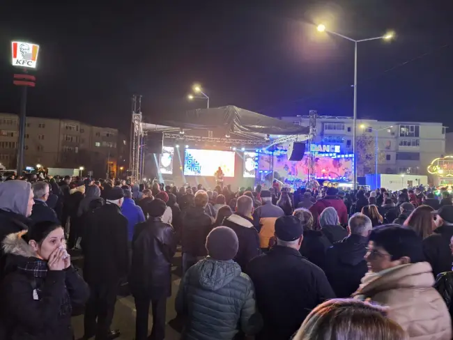 Foto Start la Sărbători, în Slatina. Emil Moţ a aprins iluminatul festiv şi a deschis Târgul de Crăciun (FOTO&VIDEO)