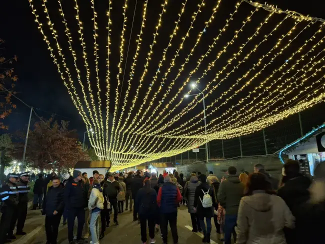 Foto Start la Sărbători, în Slatina. Emil Moţ a aprins iluminatul festiv şi a deschis Târgul de Crăciun (FOTO&VIDEO)