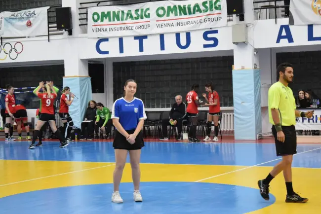 Foto FOTO. Tenismena Andreea Jifcu a dat lovitura de începere a meciului dintre HC Zalău şi CSM Slatina