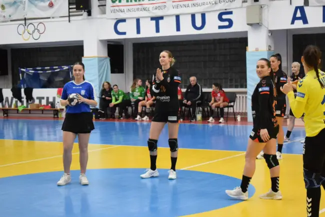 Foto FOTO. Tenismena Andreea Jifcu a dat lovitura de începere a meciului dintre HC Zalău şi CSM Slatina