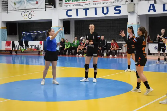 Foto FOTO. Tenismena Andreea Jifcu a dat lovitura de începere a meciului dintre HC Zalău şi CSM Slatina