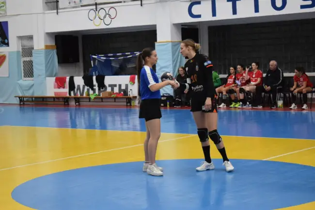 Foto FOTO. Tenismena Andreea Jifcu a dat lovitura de începere a meciului dintre HC Zalău şi CSM Slatina