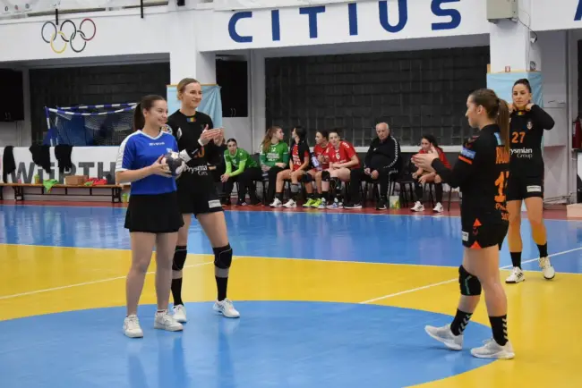 Foto FOTO. Tenismena Andreea Jifcu a dat lovitura de începere a meciului dintre HC Zalău şi CSM Slatina