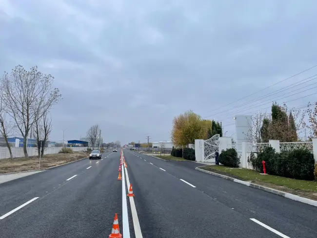 Foto Două benzi pe sens, pe strada Piteşti de la ieşirea din Slatina spre Valea Mare. Investiţia Primăriei, finalizată cu succes (FOTO)