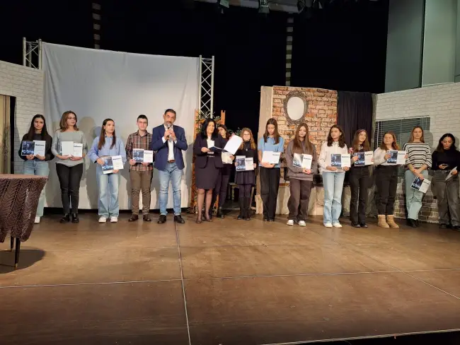 Foto Primarul Emil Moţ i-a premiat pe câştigătorii concursului „Slatina. Acasă la Eugen Ionescu” (FOTO)