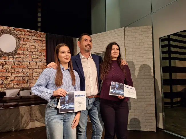 Foto Primarul Emil Moţ i-a premiat pe câştigătorii concursului „Slatina. Acasă la Eugen Ionescu” (FOTO)