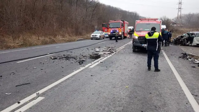 Foto Şoferiţă moartă, după ce ar fi intrat în depăşire pe linie continuă