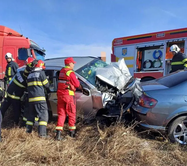 Foto Trafic blocat pe DN 65, la Lunca Corbului, după impactul între trei autovehicule