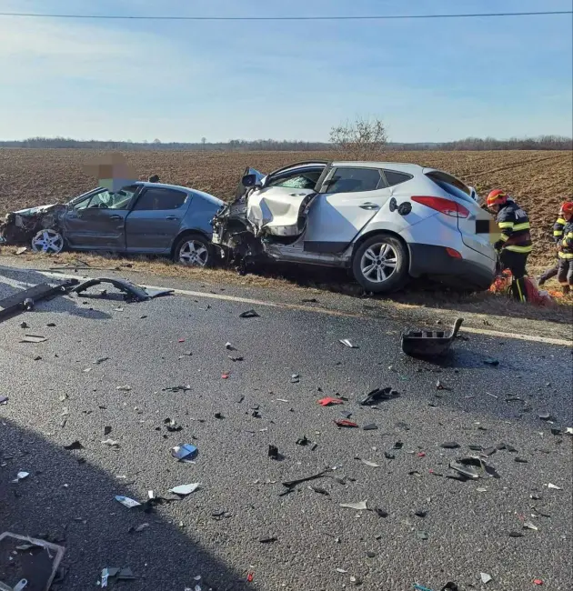Foto Trafic blocat pe DN 65, la Lunca Corbului, după impactul între trei autovehicule