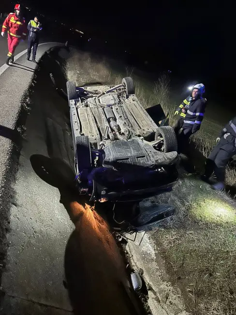 Foto Autoturism răsturnat la Găneasa. Șoferul nu a mai fost găsit la locul accidentului (FOTO&VIDEO)
