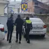 Imagine Un tânăr din Pleşoiu, reţinut de poliţişti după ce a dat foc uşii primăriei din localitate (VIDEO)