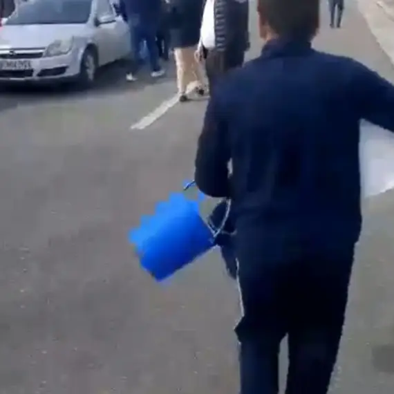 Foto Slătinenii din cartierul Satu Nou l-au ironizat pe prefectul de Olt și au ieșit la poartă cu gălețile să le dea apa gratuită (VIDEO)
