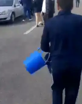 Foto Slătinenii din cartierul Satu Nou l-au ironizat pe prefectul de Olt și au ieșit la poartă cu gălețile să le dea apa gratuită (VIDEO)