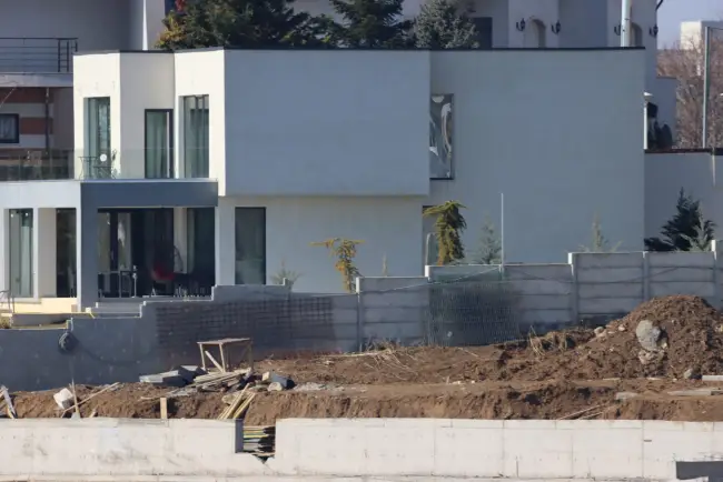 Foto Cum răsare pe malul lacului Pantelimon palatul construit de Gigel Sorinel Ştirbu pentru fiul său. FOTO&VIDEO de ultimă oră