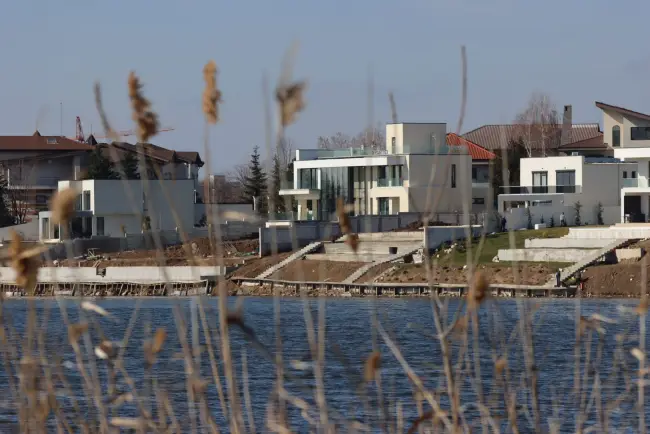 Foto Cum răsare pe malul lacului Pantelimon palatul construit de Gigel Sorinel Ştirbu pentru fiul său. FOTO&VIDEO de ultimă oră