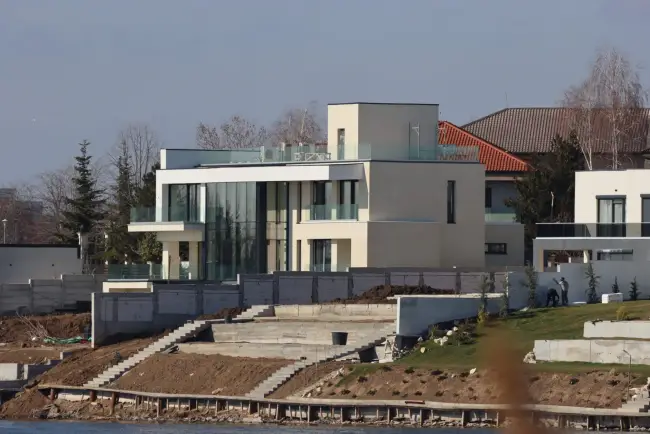 Foto Cum răsare pe malul lacului Pantelimon palatul construit de Gigel Sorinel Ştirbu pentru fiul său. FOTO&VIDEO de ultimă oră