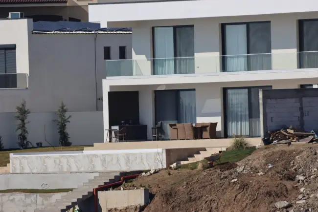 Foto Cum răsare pe malul lacului Pantelimon palatul construit de Gigel Sorinel Ştirbu pentru fiul său. FOTO&VIDEO de ultimă oră