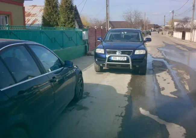 Foto FOTO. Prefectul de Olt foloseşte din nou autoturismul instituţiei în scop electoral