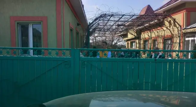 Foto FOTO. Prefectul de Olt foloseşte din nou autoturismul instituţiei în scop electoral