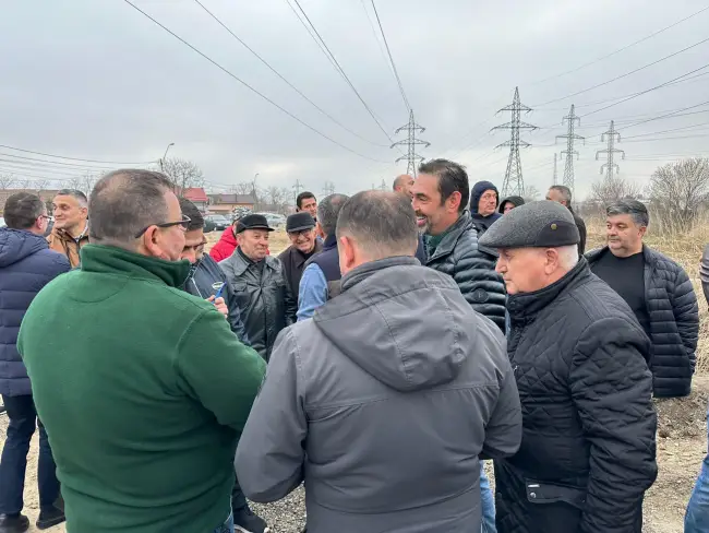 Foto Primarul Slatinei şi preşedintele CJ, întâlnire cu slătinenii. Le-au prezentat oamenilor proiectele pentru străzile Recea şi Agricultorului
