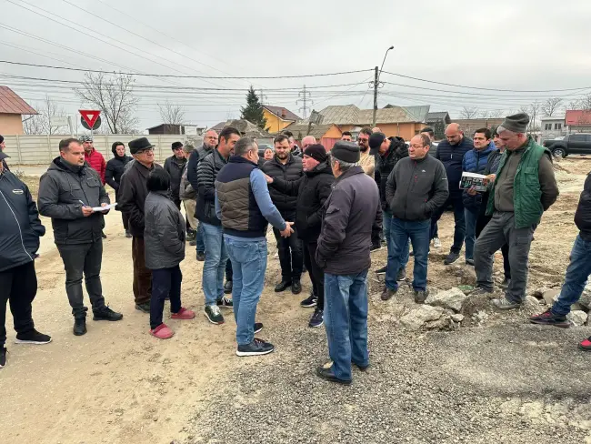 Foto Primarul Slatinei şi preşedintele CJ, întâlnire cu slătinenii. Le-au prezentat oamenilor proiectele pentru străzile Recea şi Agricultorului