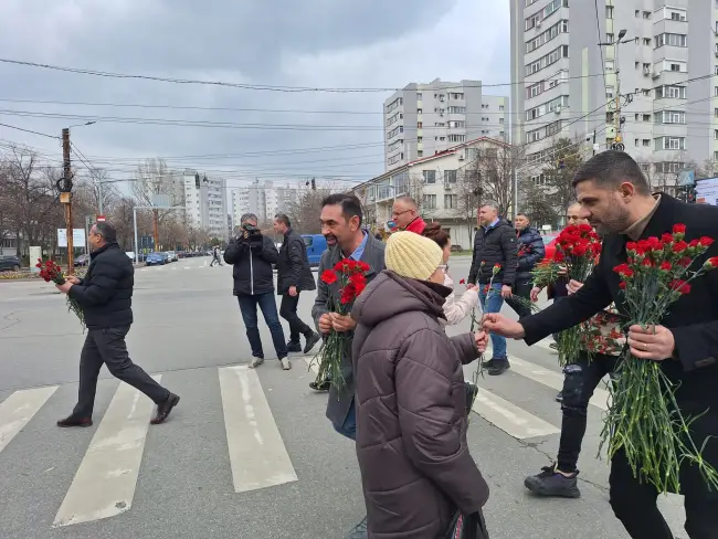 Foto FOTO. Flori pentru doamnele şi domnişoarele din Slatina de la reprezentanţii PSD Olt