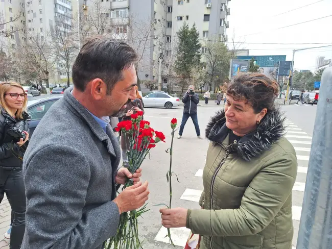 Foto FOTO. Flori pentru doamnele şi domnişoarele din Slatina de la reprezentanţii PSD Olt