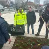 Imagine Flori plantate la geamul prefectului. Primarul Emil Moţ a supervizat acţiunea de înfrumuseţare a zonei ajunse în stare de degradare (FOTO)