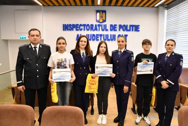 Foto Câştigătorii concursului pe tema „Siguranţa şcolară” au fost premiaţi la sediul IPJ Olt