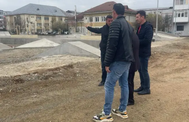 Foto Inaugurarea parcului de la fostul Ştrand Progresul, tot mai aproape. Primarul Emil Moţ, o nouă vizită pe şantier (FOTO)