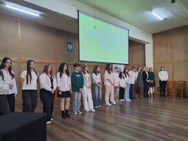 Foto Elevii olimpici de la CN „Ion Minulescu”, aplaudaţi la scenă deschisă de colegi şi profesori. Performanţe remarcabile pentru liceul din Slatina (FOTO)