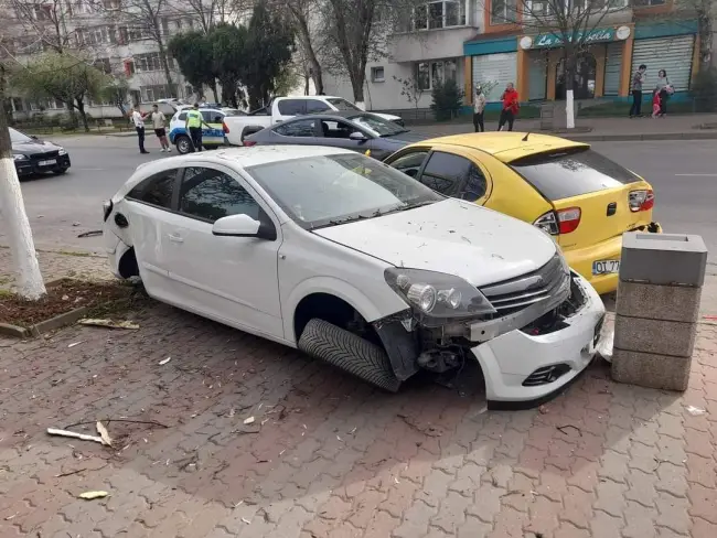 Foto Trei maşini implicate într-un accident, pe strada Primăverii