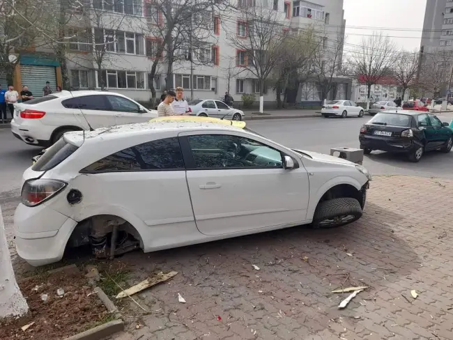 Foto Trei maşini implicate într-un accident, pe strada Primăverii