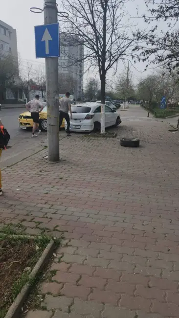Foto Trei maşini implicate într-un accident, pe strada Primăverii