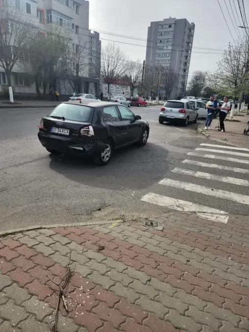 Foto Trei maşini implicate într-un accident, pe strada Primăverii