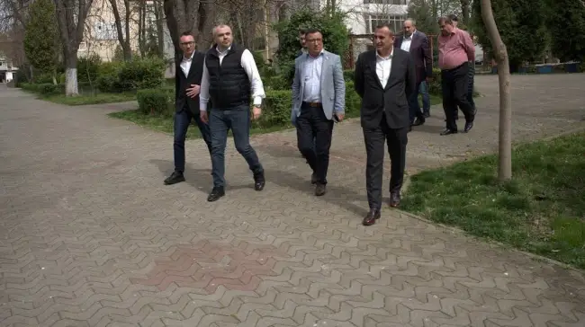 Foto Parcul Central din Balş, modernizat cu 3 milioane euro fonduri europene. A fost semnat contractul de finanţare (FOTO)