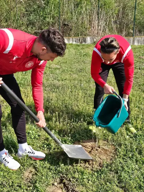 Foto CSM Slatina, grijă pentru mediul înconjurător. Fotbaliştii au plantat pomi