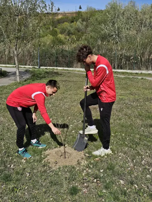 Foto CSM Slatina, grijă pentru mediul înconjurător. Fotbaliştii au plantat pomi