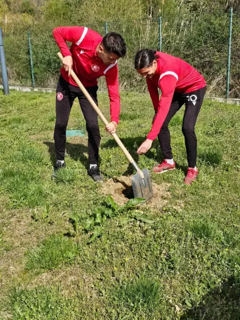 Foto CSM Slatina, grijă pentru mediul înconjurător. Fotbaliştii au plantat pomi