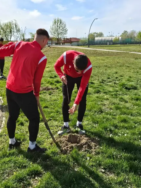 Foto CSM Slatina, grijă pentru mediul înconjurător. Fotbaliştii au plantat pomi