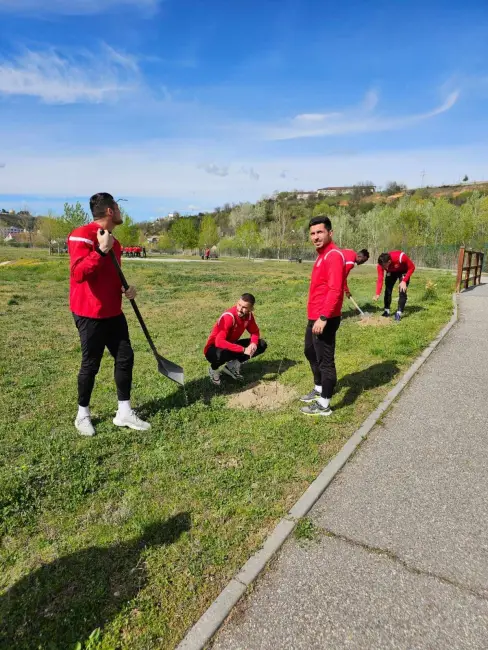 Foto CSM Slatina, grijă pentru mediul înconjurător. Fotbaliştii au plantat pomi