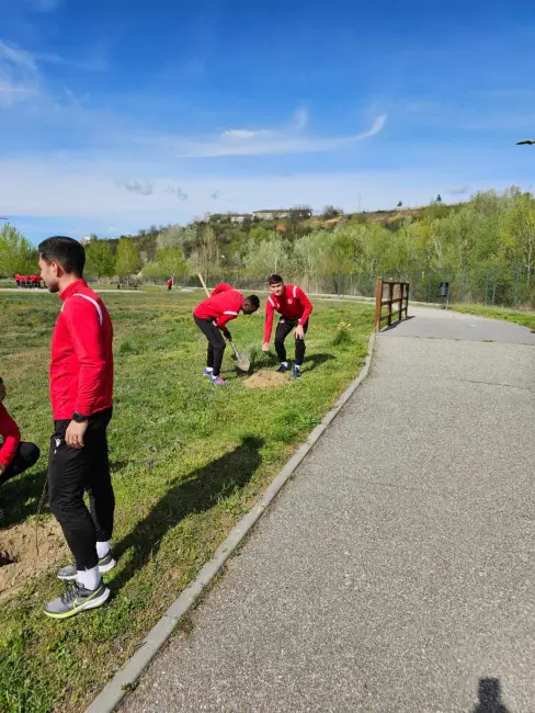 Foto CSM Slatina, grijă pentru mediul înconjurător. Fotbaliştii au plantat pomi