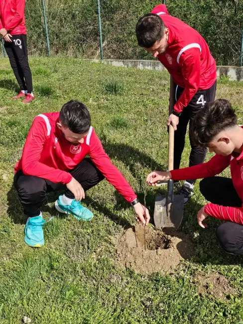 Foto CSM Slatina, grijă pentru mediul înconjurător. Fotbaliştii au plantat pomi