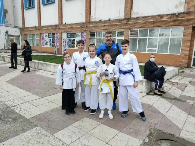 Foto Medalie de aur pentru Andrei Dima, sportiv legitimat la Geido Slatina, în finala Campionatului Naţional de Karate Tradiţional