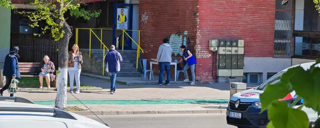 Foto Prefectul de Olt încalcă legea cum respiră. Masa pentru strângerea de semnături, amplasată ilegal pe domeniul public (FOTO)