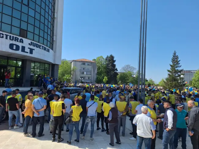 Foto Fostul prefect şi-a lansat candidatura cu oameni aduşi de PNL din judeţ. Minori scoşi la acţiunea ilegală a liberalilor (FOTO&VIDEO)