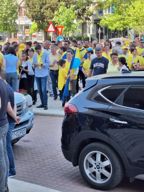 Foto Fostul prefect şi-a lansat candidatura cu oameni aduşi de PNL din judeţ. Minori scoşi la acţiunea ilegală a liberalilor (FOTO&VIDEO)